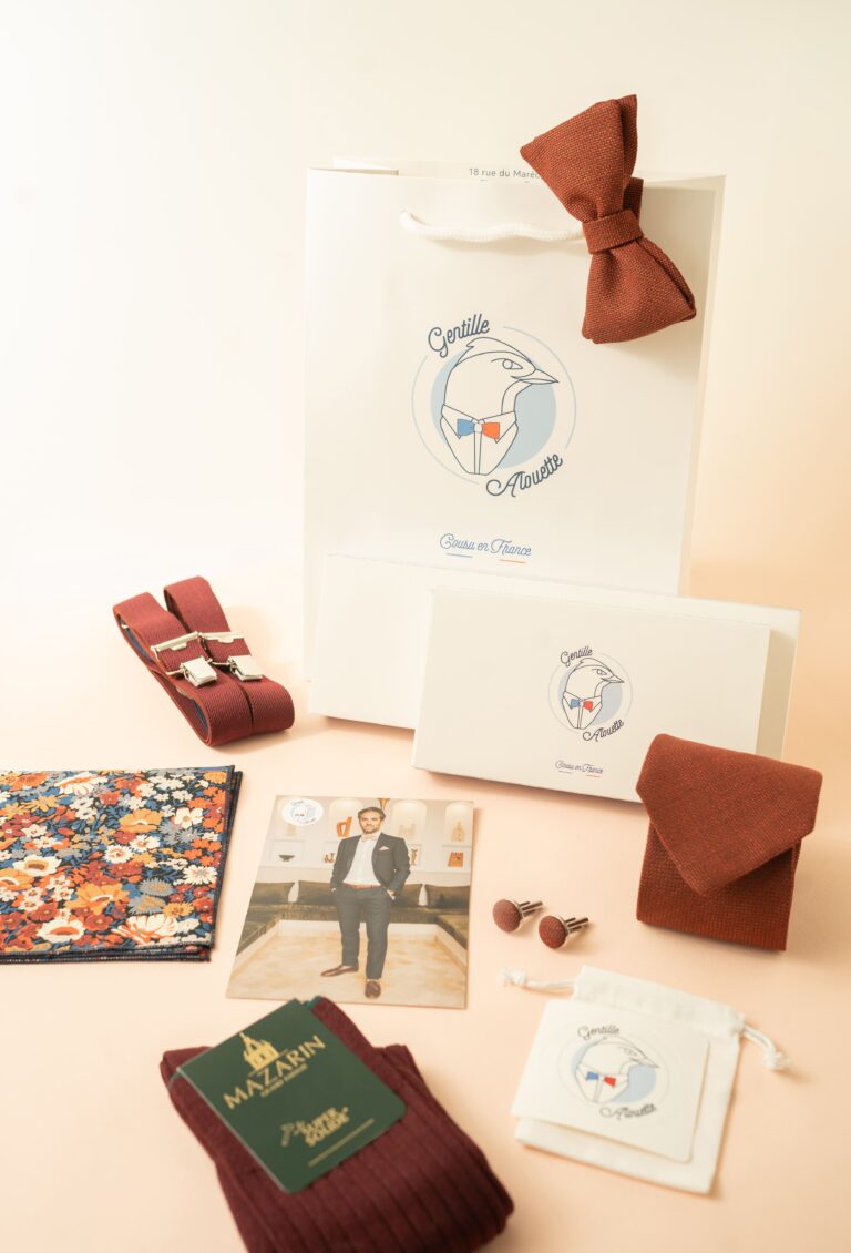 Coffret cadeau élégant pour les mariages de fin d’année : nœud papillon, pochette de costume et boutons de manchette